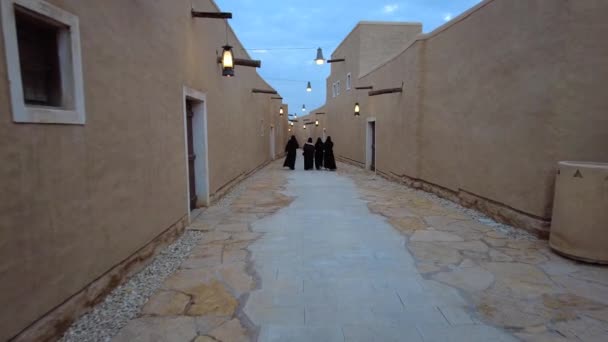 Eine Gruppe Saudischer Frauen Abayas Auf Der Straße Von Turaif — Stockvideo