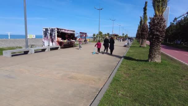 Batumi Γεωργία Μαρτίου 2023 Άνθρωποι Περπατούν Στον Παραλιακό Πεζόδρομο — Αρχείο Βίντεο
