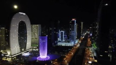 Batumi, Gürcistan - 7 Mart 2023: Kamera İHA 'sı ışıklandırılmış sahil cephesinde yana doğru uçuyor 