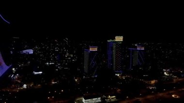 Kamera İHA 'sı Gürcistan, Batumi' nin aydınlık deniz kenarından yana uçuyor.