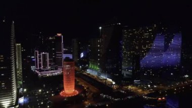 Kamera İHA 'sı, aydınlık lüks oteller ve ofis binaları olan Batumi, Georgia ile sahil şeridinde yan yana uçuyor.