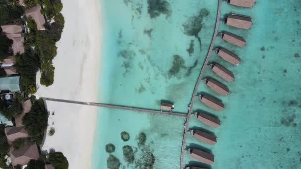 Dron Cámara Vuela Hacia Adelante Sobre Las Villas Complejo Turístico — Vídeos de Stock