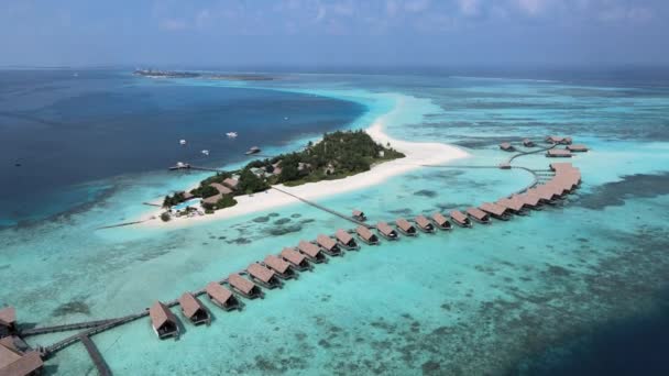 Fotocamera Drone Vola Verso Makunufushi Island Con Resort Alberghiero Maldive — Video Stock