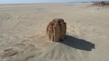 Judah Thumb 'ın yörüngesindeki bir kamera dronu, diğer adıyla Şeytan Başparmağı, Suudi Arabistan' ın Judah kenti yakınlarında doğal bir kaya oluşumu.
