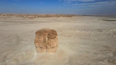 Judah Thumb 'ın üzerinde bir kamera dronu uçuyor, diğer adıyla Şeytan Başparmağı, Suudi Arabistan' ın Judah kenti yakınlarında doğal bir kaya oluşumu.