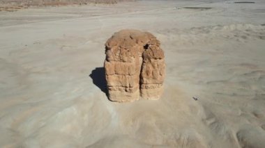 Judah Thumb 'ın yörüngesindeki bir kamera dronu, diğer adıyla Şeytan Başparmağı, Suudi Arabistan' ın Judah kenti yakınlarında doğal bir kaya oluşumu.