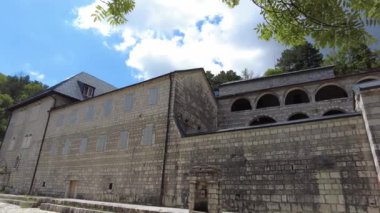 Çetince Manastırı, Karadağ 'daki kutsal emanetlerin bulunduğu beyaz taştan Hıristiyan Ortodoks manastırı 