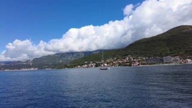 Karadağ 'ın Kotor Körfezi' nden Herceg Novi 'nin manzarası