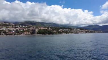 Karadağ 'ın Kotor Körfezi' nden Herceg Novi 'nin manzarası