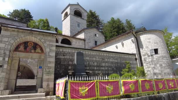 Het Klooster Van Cetinje Wit Stenen Christelijk Orthodox Klooster Met — Stockvideo