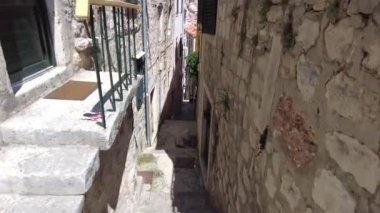 Dubrovnik 'in eski kasabasındaki merdivenlerden aşağı bir kamera iniyor.