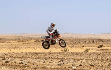 Al-Kharj, Suudi Arabistan - 10 Ocak 2023: BAS Dünya KTM Yarış Takımı 'ndan Paolo Lucci ralli Dakar 2023' ün 9. aşamasını yönetiyor.