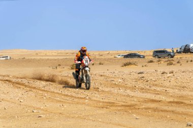 Al-Kharj, Suudi Arabistan - 10 Ocak 2023: HT Rally Husqvarna Yarış Takımı 'ndan tek bayan yarışçı Mirjam Pol Dakar 2023 rallisinin 9. aşamasını yönetiyor.