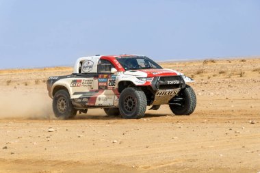 Al-Kharj, Suudi Arabistan - 10 Ocak 2023: Toyota Hilux yarış arabası ralli Dakar 2023 'ün 9.