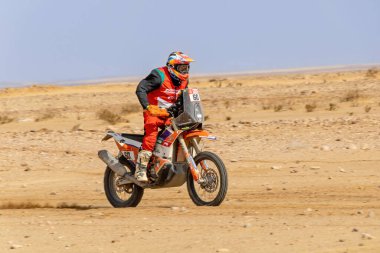 Al-Kharj, Suudi Arabistan - 10 Ocak 2023: BAS Dünya KTM Yarış Takımı 'ndan Francisco Arredondo ralli Dakar 2023' ün 9. aşamasını yönetiyor.