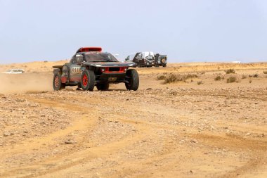 Al-Kharj, Suudi Arabistan - 10 Ocak 2023: Ralli Dakar 2023 'ün 9. safhasında yer alan Audi Sport takımından RS Q E-TRON E2 yarış arabası