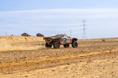 Al-Kharj, Suudi Arabistan - 10 Ocak 2023: Century Racing Factory Team 'den özel yapım bir yarış arabası Dakar 2023 rallisinin 9.