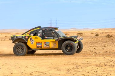 Al-Kharj, Suudi Arabistan - 10 Ocak 2023: Hanwei Motorsport takımının SMG HW2021 yarış arabası Dakar Rallisi 2023 Sürüm 9..