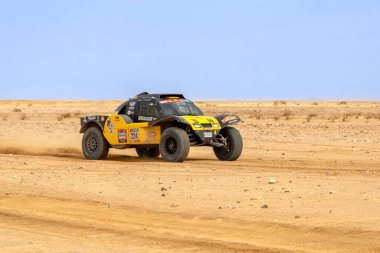Al-Kharj, Suudi Arabistan - 10 Ocak 2023: Hanwei Motorsport takımının SMG HW2021 yarış arabası Dakar Rallisi 2023 Sürüm 9..