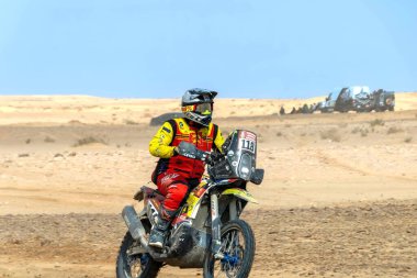 Al-Kharj, Suudi Arabistan - 10 Ocak 2023: Benjamin Lepelley Husqvarna 450 Rallisi Dakar Rallisi 'nin 9. aşamasını yönetiyor..