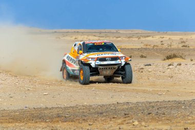 Al-Kharj, Suudi Arabistan - 10 Ocak 2023: Repsol Toyota Ralli Takımı 'nın Toyota Hilux Overdrive yarış arabası Dakar 2023 rallisinin 9.