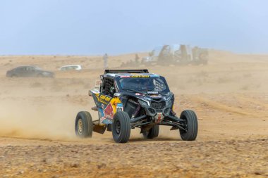 Al-Kharj, Suudi Arabistan - 10 Ocak 2023: The Can-Am Maverick XRS Red Bull Can-Am Factory Team, Dakar Rallisi 2023 sayısının 9..