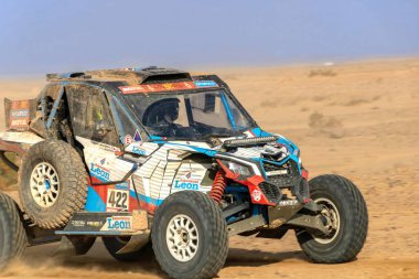 Al-Kharj, Suudi Arabistan - 10 Ocak 2023: Casteau takımının Maverick XRS 'si Dakar Rallisi 2023 sayısının 9. aşamasını yürütüyor..