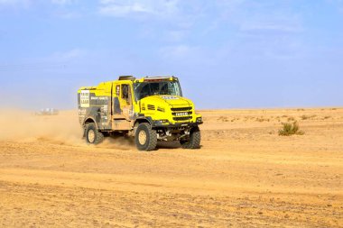 Al-Kharj, Suudi Arabistan - 10 Ocak 2023: Dakar Rallisi 'nin 9. safhasında yarışan Fried Van De Laar Racing' in Iveco 4x4 DRNL yarış kamyonu.