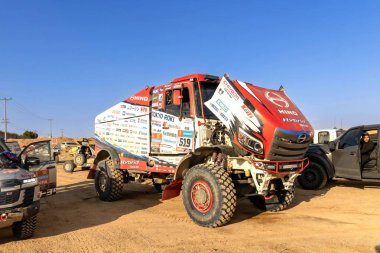 Al-Kharj, Suudi Arabistan - 10 Ocak 2023: Hino Ekibi Sugawara 'nın Hino 600 hibrid yarış kamyonu ralli 9.
