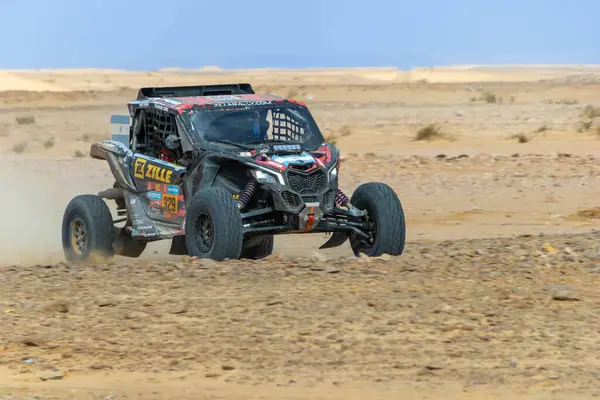 Al-Kharj, Suudi Arabistan - 10 Ocak 2023: Dakar Rallisi 2023 sayısının 9. safhasını yürüten Güney Yarış Konservesi Maverick XRS.