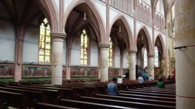 Hollanda 'nın Groningen kentindeki Aziz Joseph Katedrali' nin İçi (Felemenkçe: Sint Jozefkathedraal)