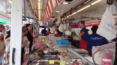 Groningen, Hollanda - 3 Ağustos 2024: Müşteriler haftalık çiftçi pazarında balık standından alışveriş yapıyorlar