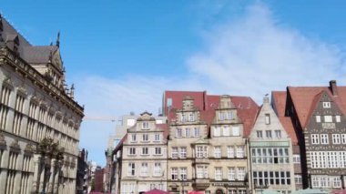 Bremen, Almanya - 2 Ağustos 2024: Pazar Meydanı (Almanca: Marktplatz), güneşli bir günde tarihi bir dönüm noktası