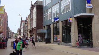 Groningen, Hollanda - 1 Ağustos 2024: Şehrin tarihi merkezinde Oude Boteringestraat