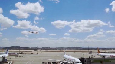 İstanbul. Türkiye - 31 Temmuz 2024: Sabiha Gökçen Uluslararası Havalimanı 'ndan kalkan bir uçak