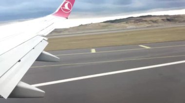 İstanbul Uluslararası Havalimanı 'ndan kalkan uçağın penceresinden bir görüntü
