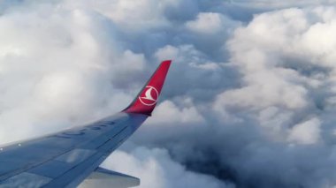 Bulutların üzerinde uçan uçaktan bir görüntü