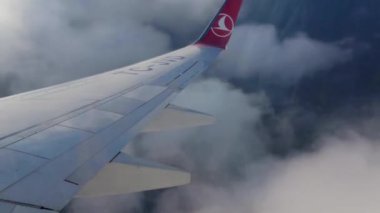 Bulutlarda uçan uçaktan bir görüntü