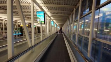 Schiphol, Hollanda - 7 Ağustos 2024: Neredeyse boş olan Schiphol Uluslararası Havalimanı 'nda yürüyüş yolu