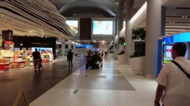 İstanbul. Türkiye - 7 Ağustos 2024: İstanbul Uluslararası Havalimanı yolcuları