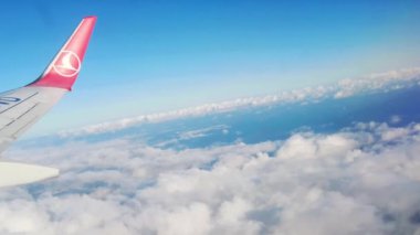 Bulutların üzerinde uçan uçaktan bir görüntü