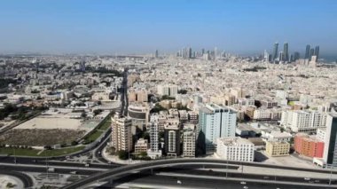 Manama, Bahreyn 'deki Al Fatih Otobanı boyunca bir kamera dronu yandan uçuyor.