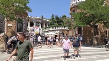 Barselona, İspanya - 22 Temmuz 2022: Ziyaretçiler Park Guell 'in girişinde