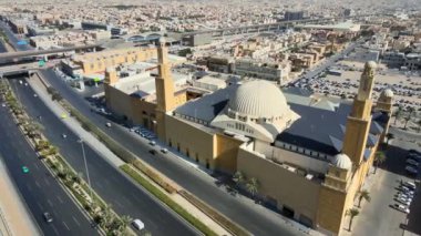 El Rajhi Camii, Riyad Mero Hattı ve Riyad 'daki Doğu Çevre Yolu' nun insansız hava aracı bakış açısı.