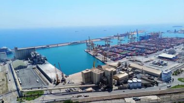 Montjuc Kalesi 'nden Barcelona limanı