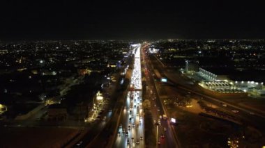 Doğu çevre yolunda gece trafiği, Riyad