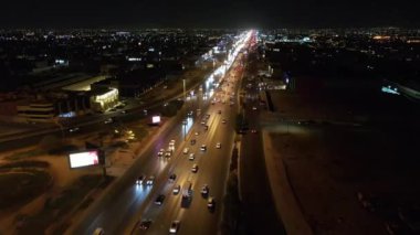Riyad, Suudi Arabistan - 20 Aralık 2024: Khurais Yolu 'ndaki gece trafiği üzerinde kameralı insansız hava aracı uçuşu