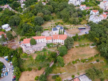Karadağ 'ın Budva kentindeki Podmaine Manastırı' na kuş bakışı