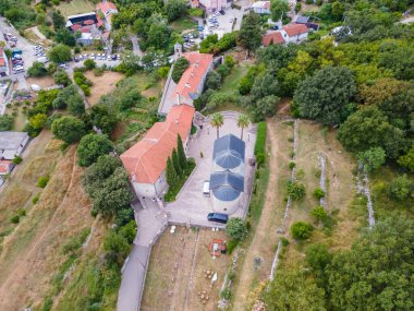 Karadağ 'ın Budva kentindeki Podmaine Manastırı' na kuş bakışı