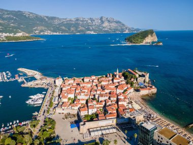 Budva Eski Kenti ve Karadağ 'ın St. Nicholas Adası kuş bakışı manzarası